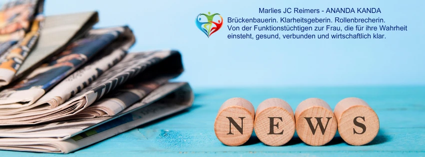 NewsletterTitelfoto Montagsimpuls newsletter-frauen-aufbruch-ananda-kanda Symbolbild für Newsletter: Zeitungsstapel und Holzwürfel mit Buchstaben N-E-W-S, daneben das Logo und Slogan von Marlies JC Reimers – ANANDA-KANDA