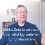 Urvertrauen stärken Marlies JC Reimers sitzt im Arbeitszimmer und referiert über Urvertrauen