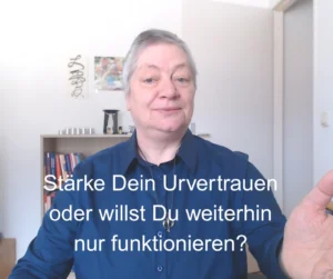 Urvertrauen stärken Marlies JC Reimers sitzt im Arbeitszimmer und referiert über Urvertrauen